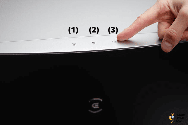 Die Bedienelemente an der Ecovacs Deebot X1 OMNI Station werden mit dem Finger berührt